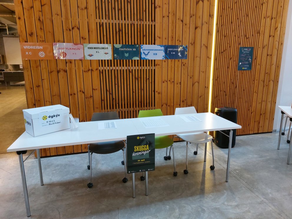 Rétt áður en kjörstaður opnaði kl. 10:00.