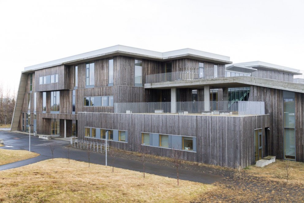 FMOS alltaf á tánum