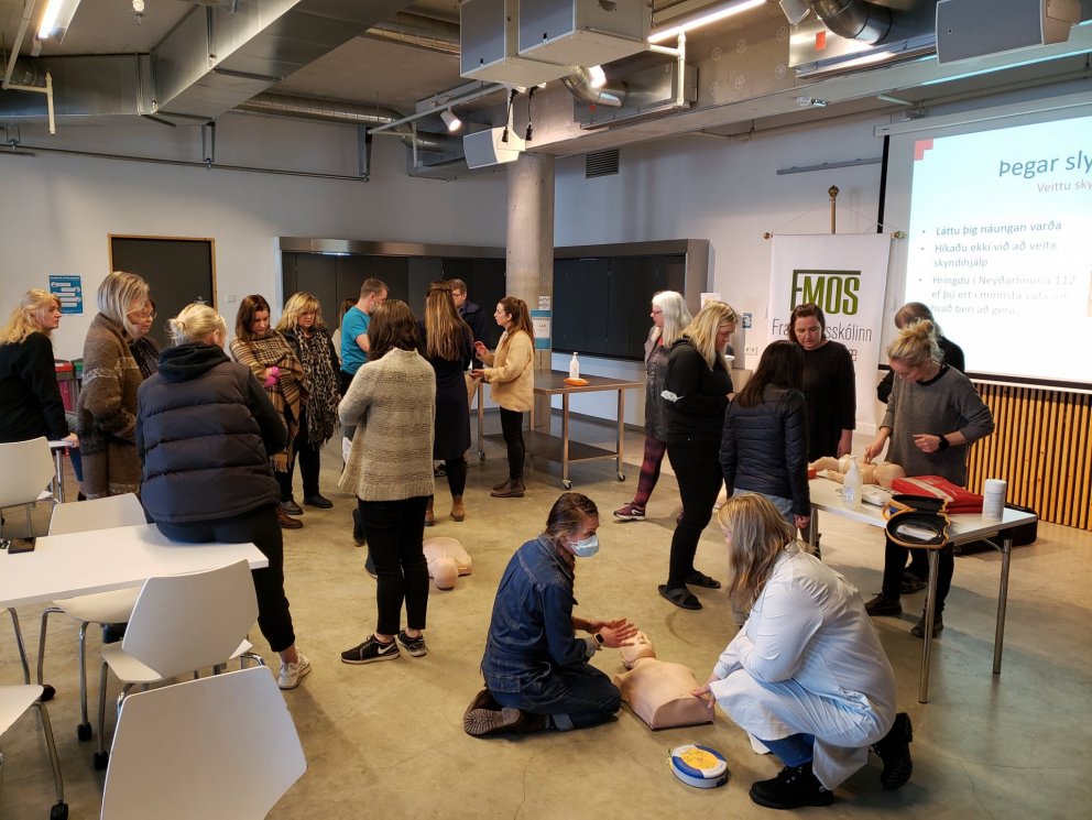 Starfsfólk FMOS á skyndihjálparnámskeiði