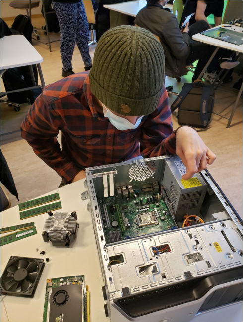 Tölvur tættar í sundur