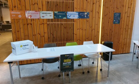 Rétt áður en kjörstaður opnaði kl. 10:00.