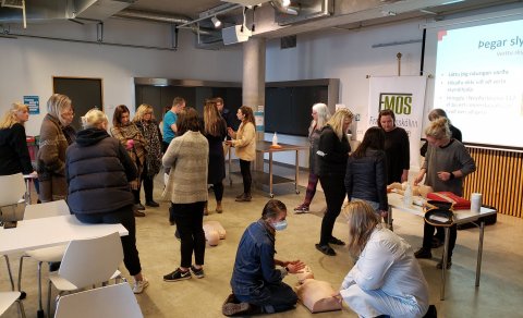 Starfsfólk FMOS á skyndihjálparnámskeiði