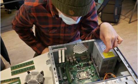 Tölvur tættar í sundur